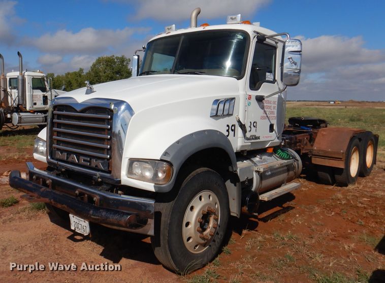 image for item DJ7523 2009 Mack GU713  semi truck