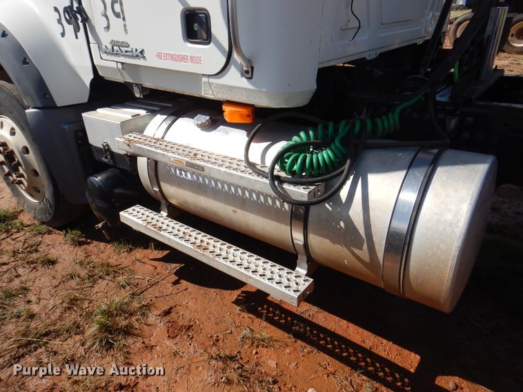 image for item DJ7523 2009 Mack GU713  semi truck