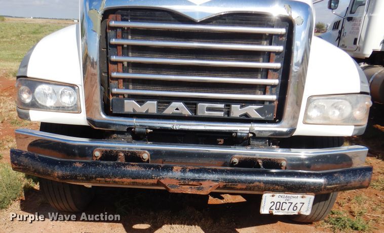 image for item DJ7523 2009 Mack GU713  semi truck