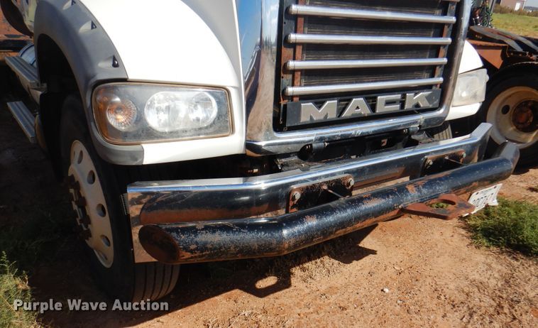 image for item DJ7523 2009 Mack GU713  semi truck