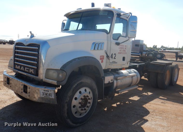 image for item DJ7524 2009 Mack GU713  semi truck