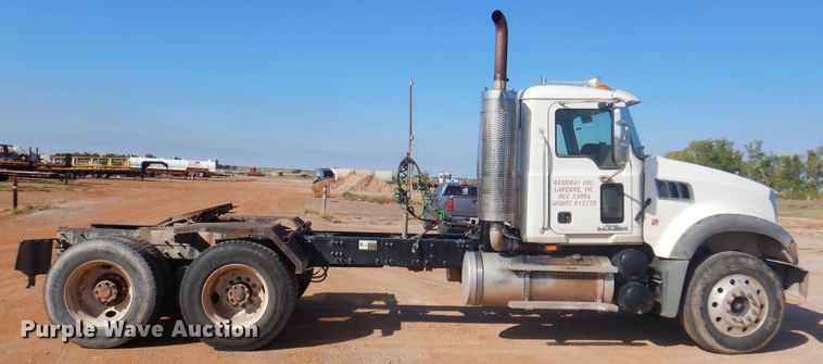 image for item DJ7524 2009 Mack GU713  semi truck