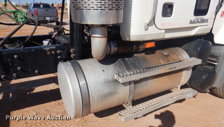 image for item DJ7524 2009 Mack GU713  semi truck