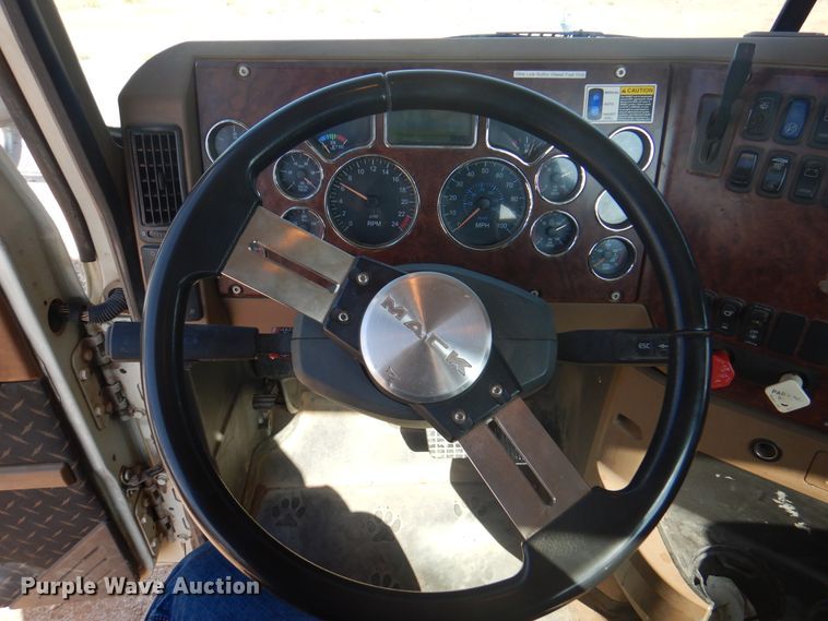 image for item DJ7524 2009 Mack GU713  semi truck