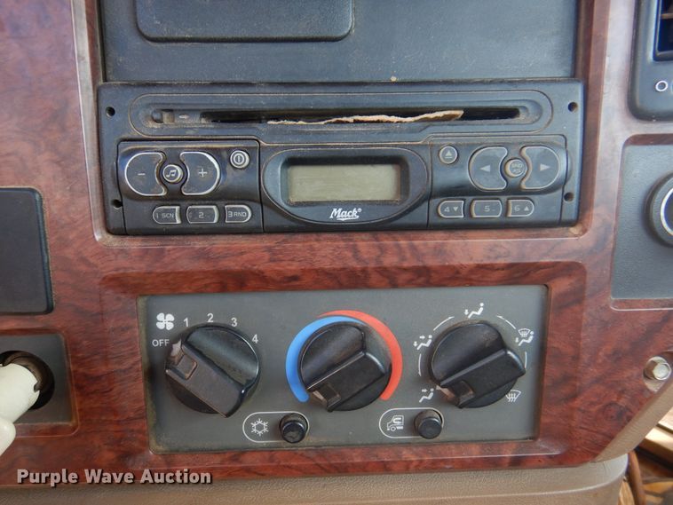 image for item DJ7524 2009 Mack GU713  semi truck