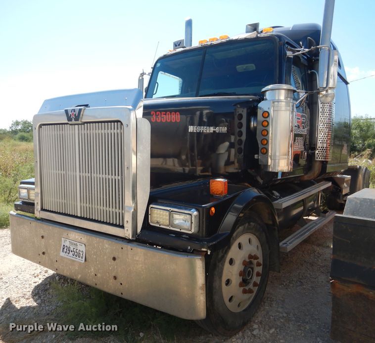 image for item DJ8873 1999 Western Star 4964FX  semi truck