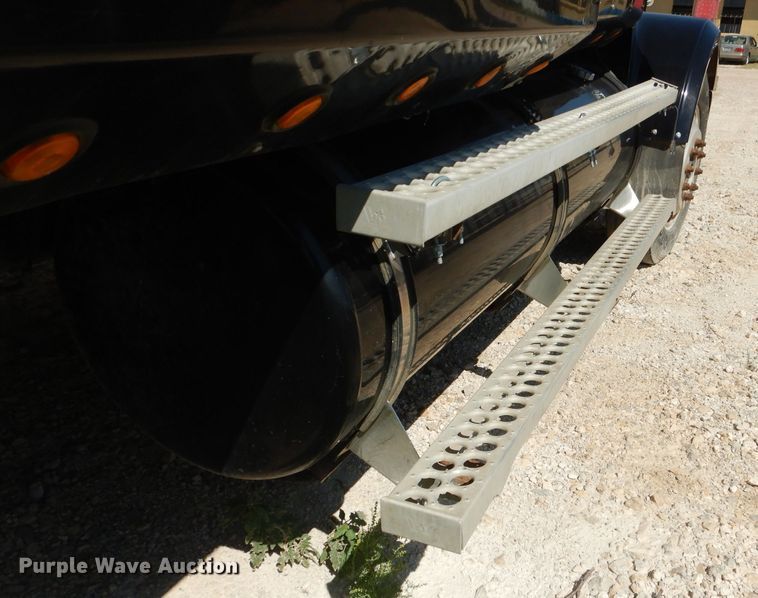 image for item DJ8873 1999 Western Star 4964FX  semi truck