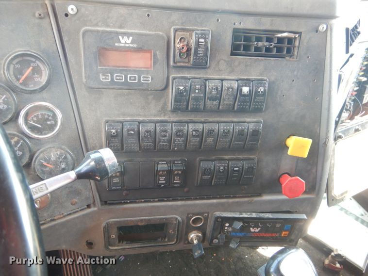 image for item DJ8873 1999 Western Star 4964FX  semi truck