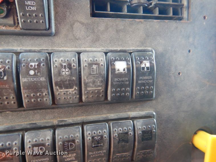 image for item DJ8873 1999 Western Star 4964FX  semi truck