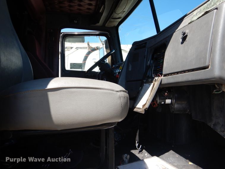 image for item DJ8873 1999 Western Star 4964FX  semi truck