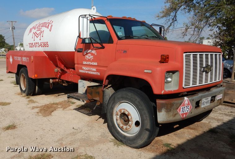 image for item DJ8877 1992 Chevrolet C7500  fuel truck