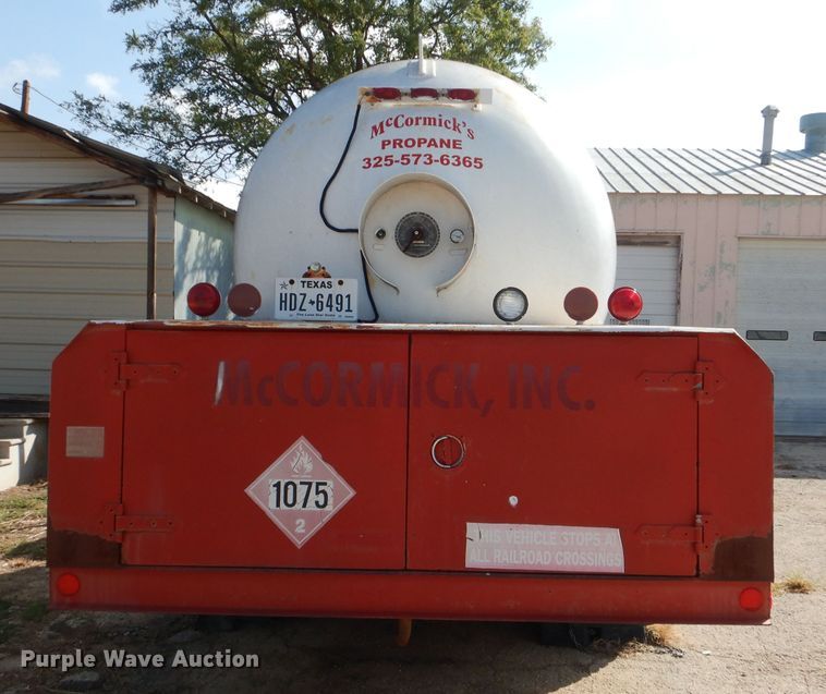 image for item DJ8877 1992 Chevrolet C7500  fuel truck