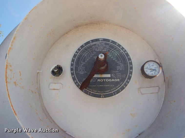 image for item DJ8877 1992 Chevrolet C7500  fuel truck