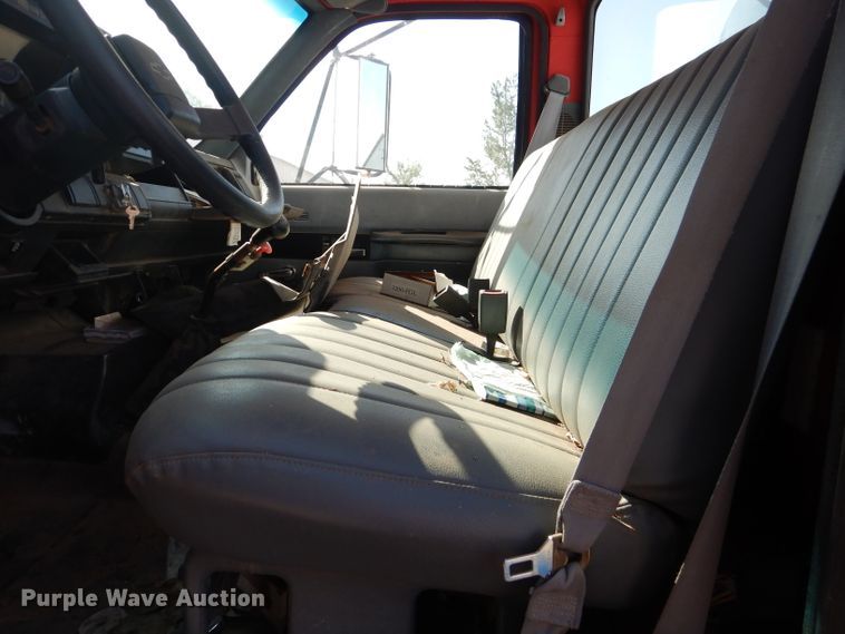 image for item DJ8877 1992 Chevrolet C7500  fuel truck