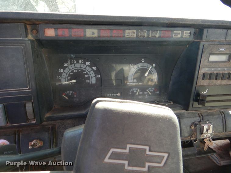 image for item DJ8877 1992 Chevrolet C7500  fuel truck