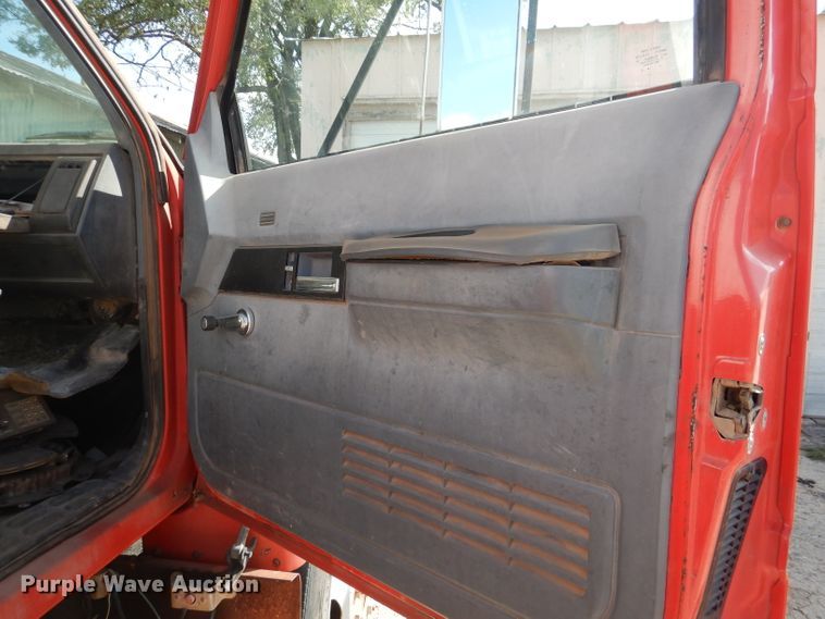 image for item DJ8877 1992 Chevrolet C7500  fuel truck