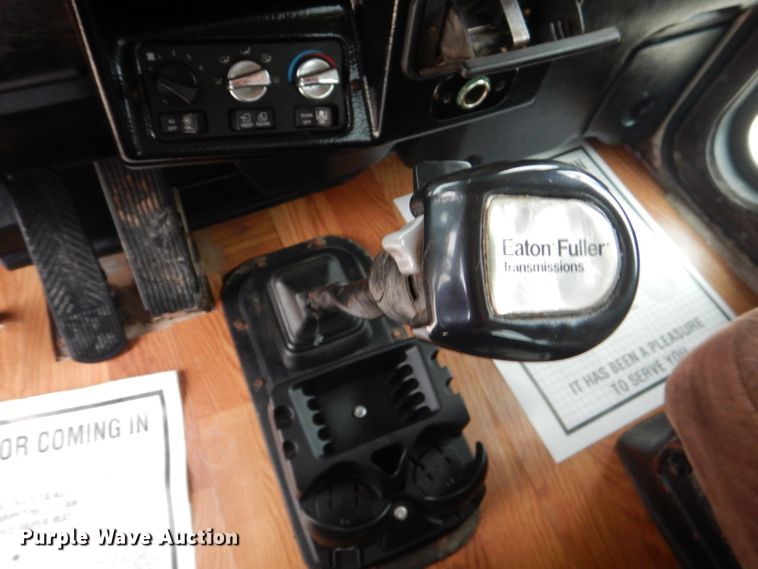 image for item DJ8878 1999 Peterbilt 379  semi truck