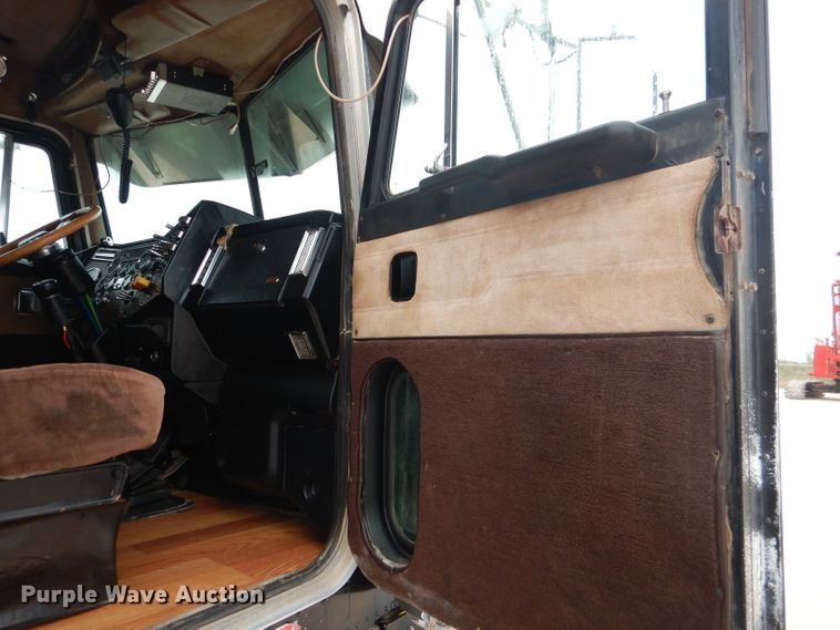 image for item DJ8878 1999 Peterbilt 379  semi truck