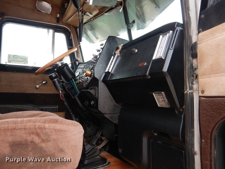 image for item DJ8878 1999 Peterbilt 379  semi truck