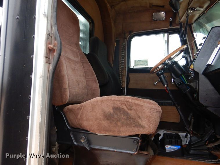 image for item DJ8878 1999 Peterbilt 379  semi truck