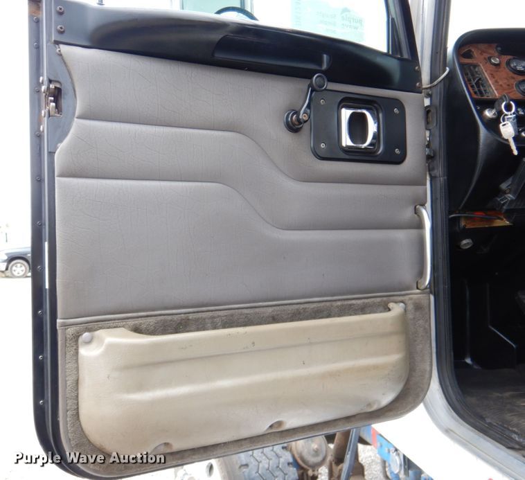 image for item DK1249 2005 Peterbilt 378  roll-off container truck