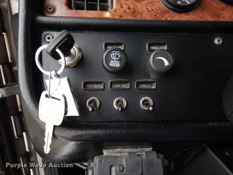 image for item DK1249 2005 Peterbilt 378  roll-off container truck