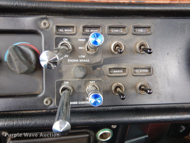 image for item DK1249 2005 Peterbilt 378  roll-off container truck