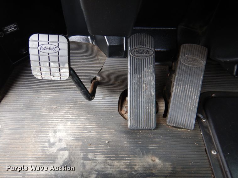 image for item DK1249 2005 Peterbilt 378  roll-off container truck