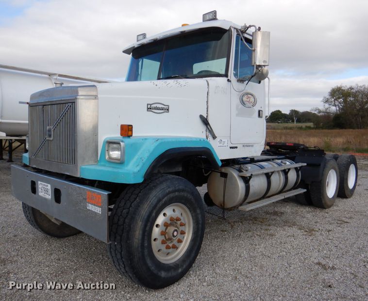 image for item DK1250 2000 Volvo Autocar  semi truck