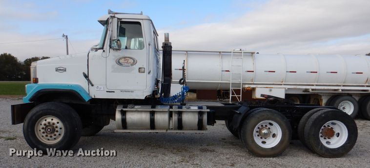 image for item DK1250 2000 Volvo Autocar  semi truck