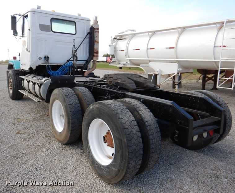 image for item DK1250 2000 Volvo Autocar  semi truck