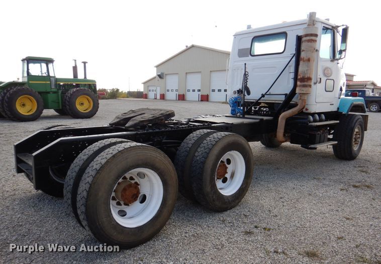 image for item DK1250 2000 Volvo Autocar  semi truck