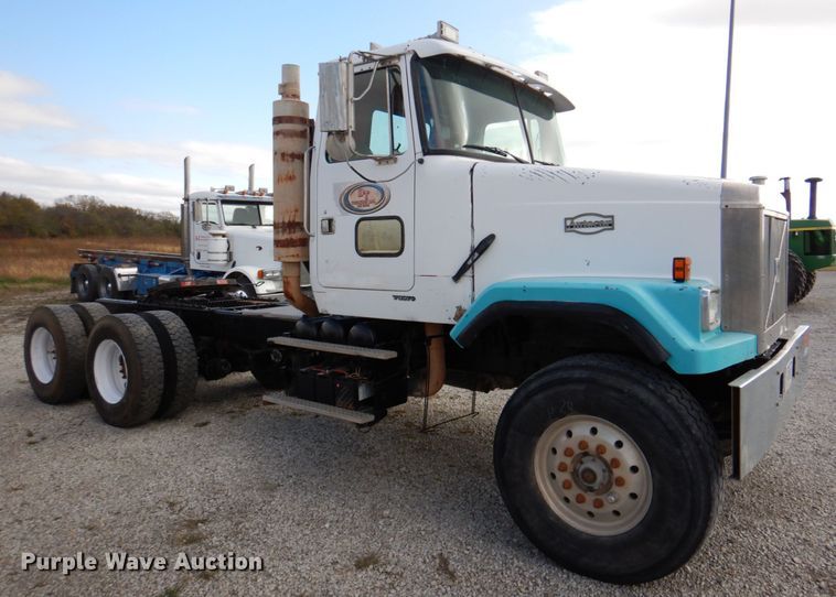 image for item DK1250 2000 Volvo Autocar  semi truck