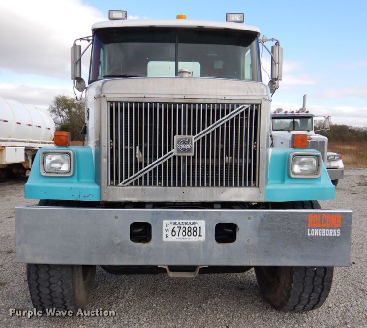 image for item DK1250 2000 Volvo Autocar  semi truck