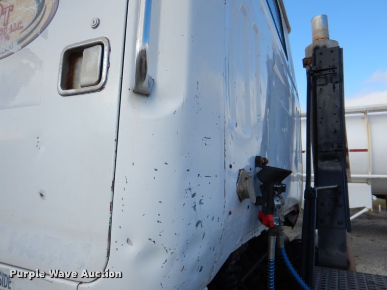 image for item DK1250 2000 Volvo Autocar  semi truck