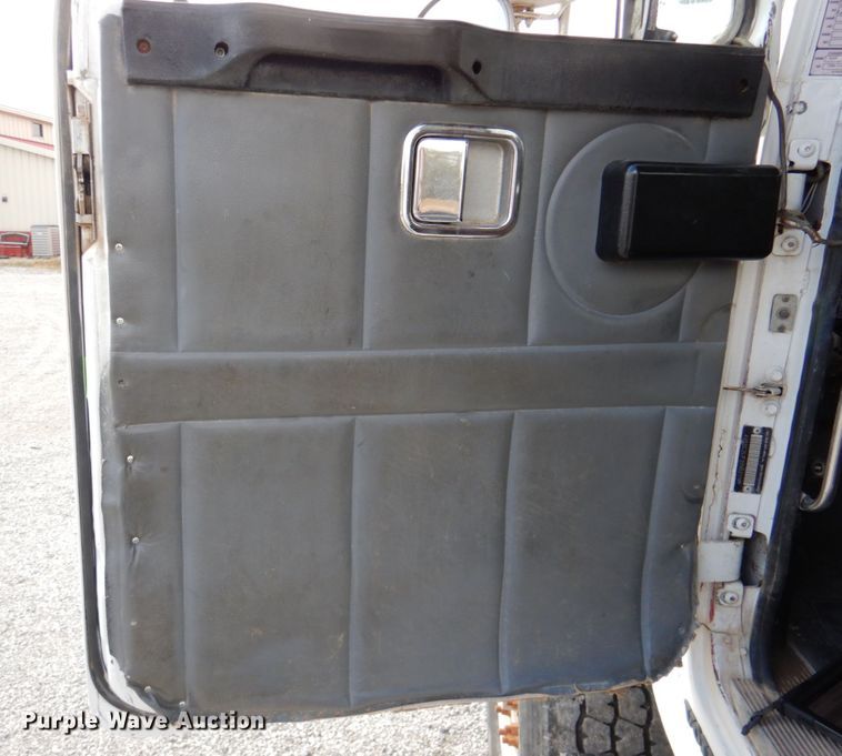 image for item DK1250 2000 Volvo Autocar  semi truck