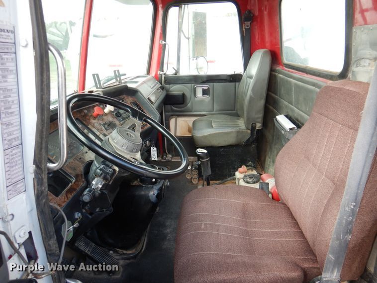 image for item DK1250 2000 Volvo Autocar  semi truck