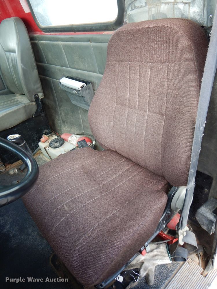 image for item DK1250 2000 Volvo Autocar  semi truck