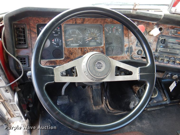 image for item DK1250 2000 Volvo Autocar  semi truck