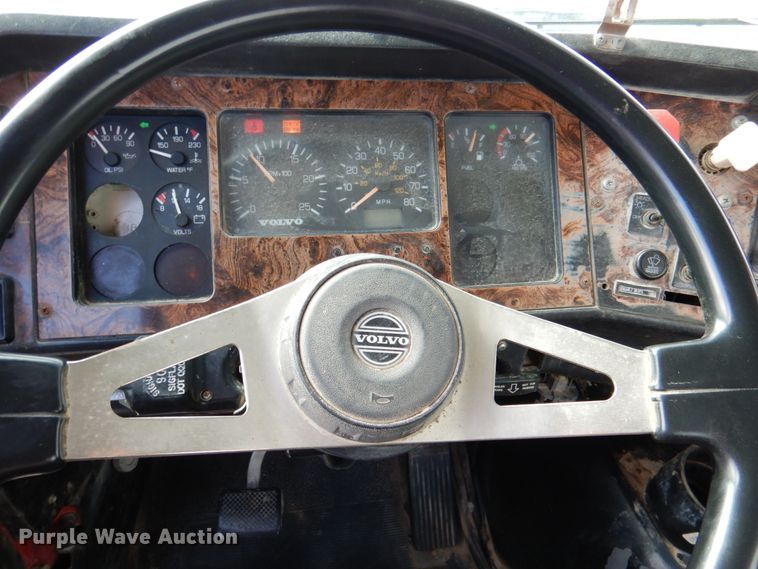 image for item DK1250 2000 Volvo Autocar  semi truck