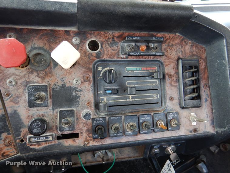 image for item DK1250 2000 Volvo Autocar  semi truck