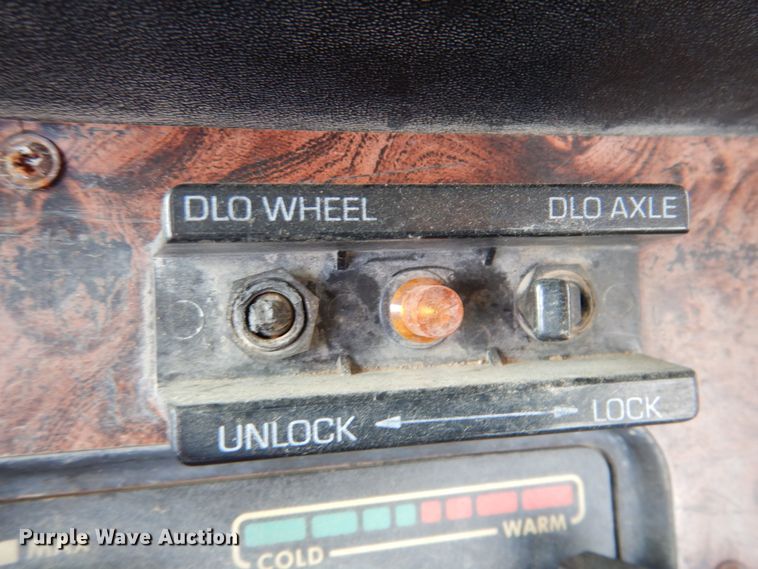 image for item DK1250 2000 Volvo Autocar  semi truck