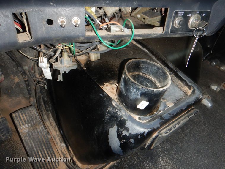 image for item DK1250 2000 Volvo Autocar  semi truck