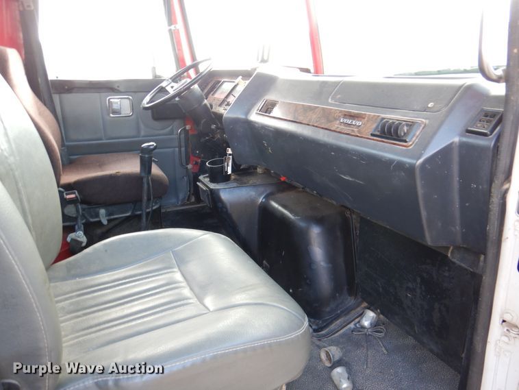 image for item DK1250 2000 Volvo Autocar  semi truck