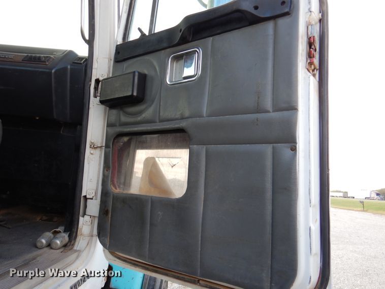 image for item DK1250 2000 Volvo Autocar  semi truck