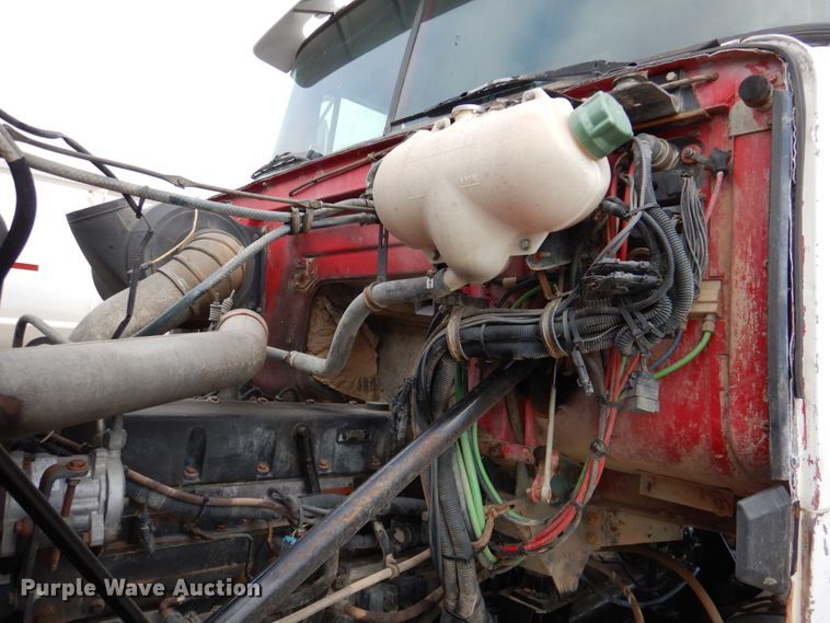 image for item DK1250 2000 Volvo Autocar  semi truck