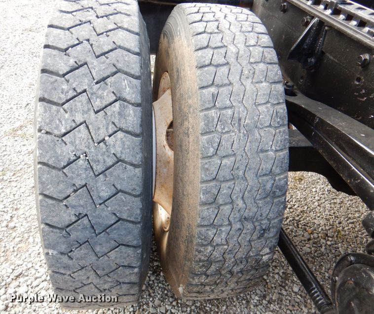 image for item DK1250 2000 Volvo Autocar  semi truck