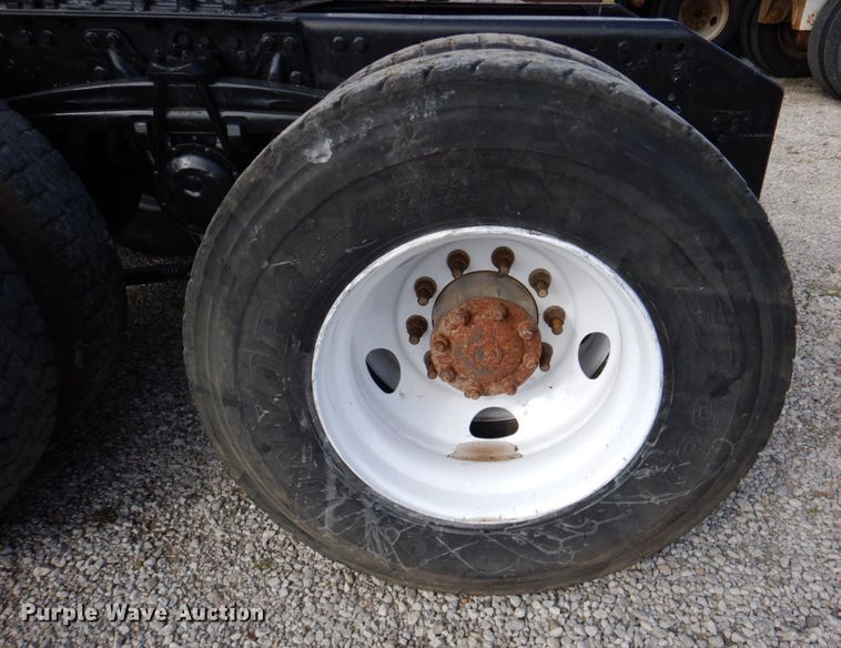 image for item DK1250 2000 Volvo Autocar  semi truck