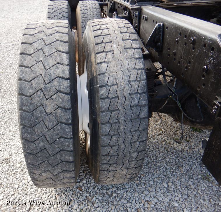 image for item DK1250 2000 Volvo Autocar  semi truck