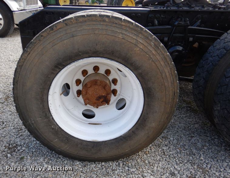 image for item DK1250 2000 Volvo Autocar  semi truck